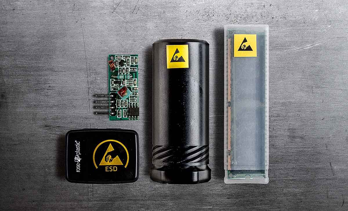 Nuestras soluciones de packaging protectoras ESD protegen componentes electrónicos de descargas electrostáticas.