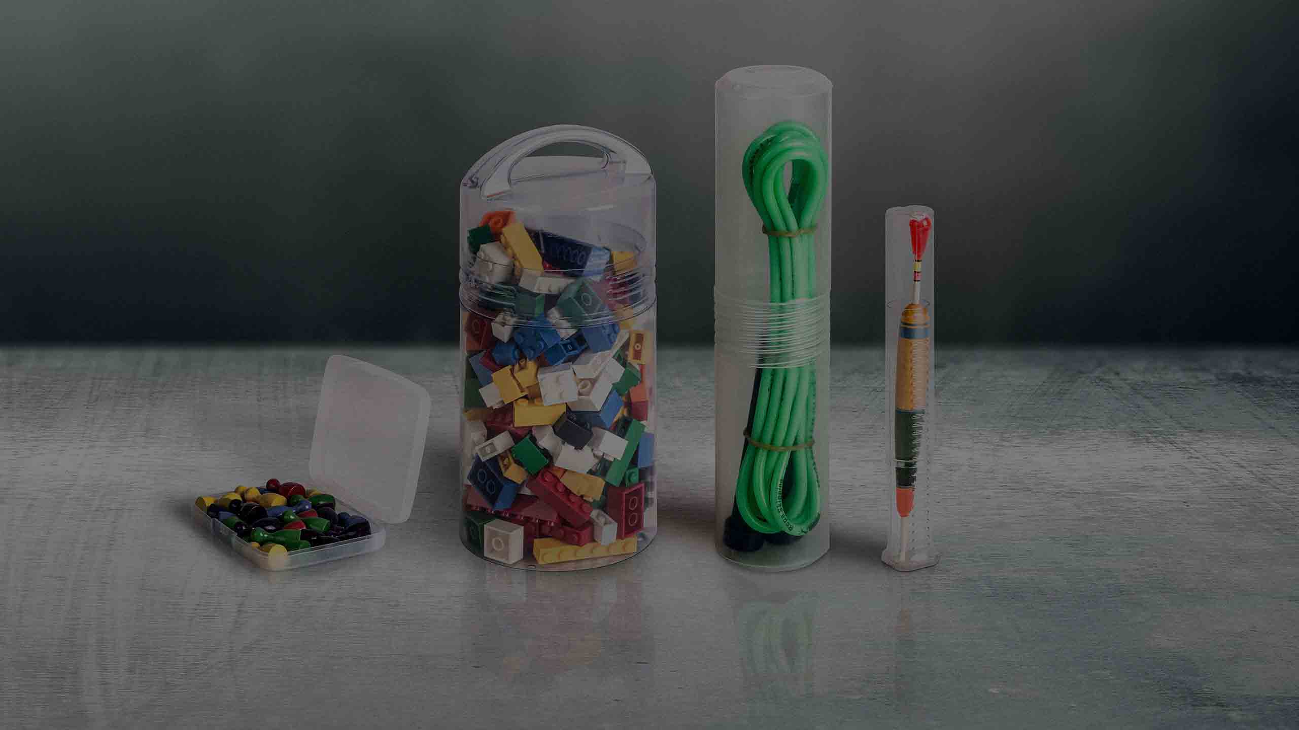 Una selección de soluciones de envasado de plástico para artículos deportivos y juguetería.